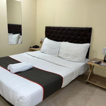U Life Hotel ムンバイ エクステリア 写真