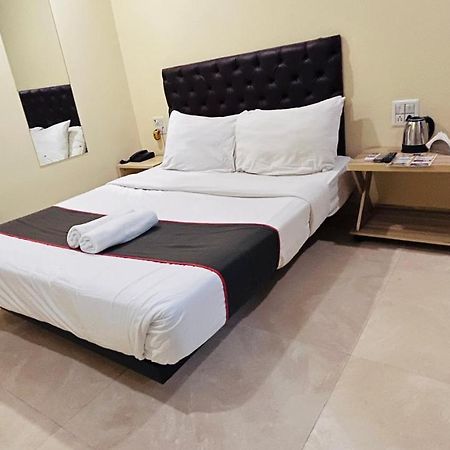 U Life Hotel ムンバイ エクステリア 写真