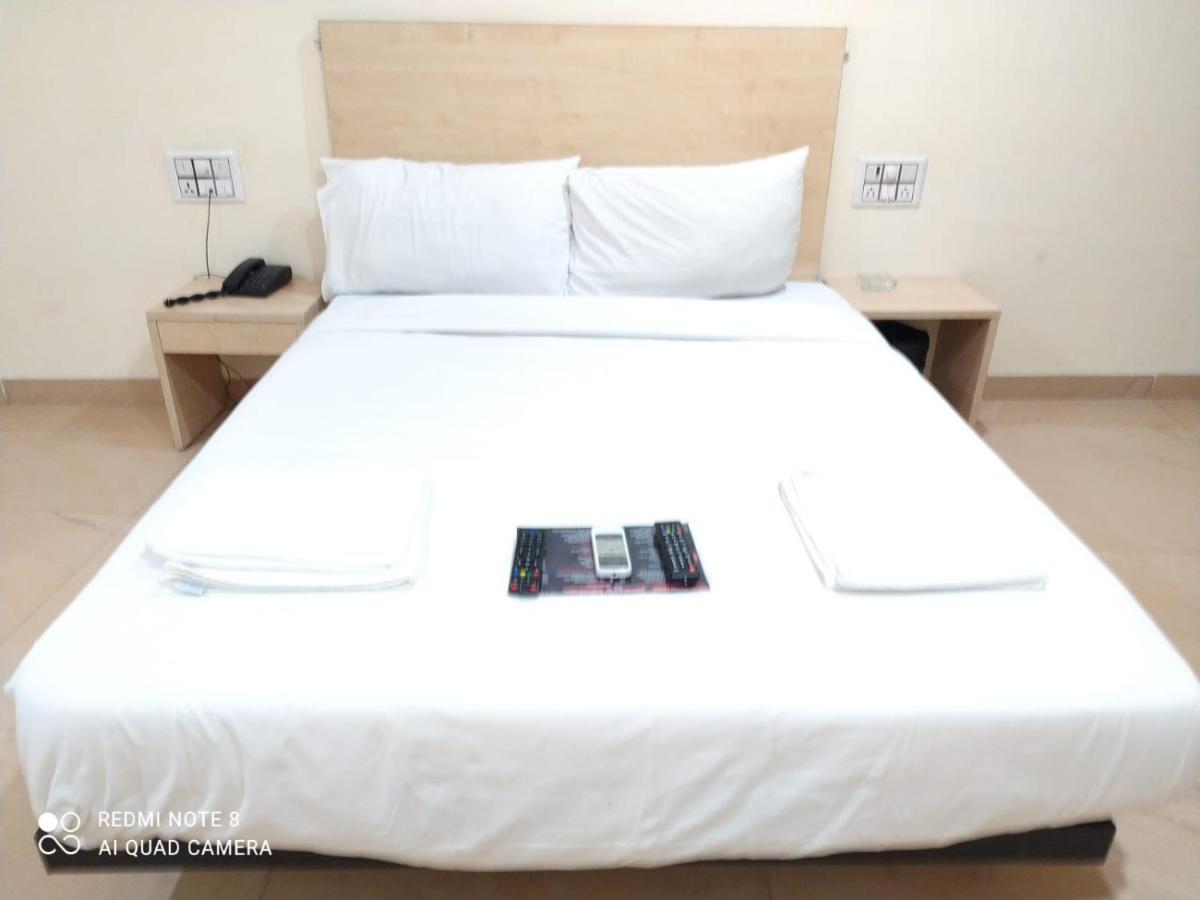 U Life Hotel ムンバイ エクステリア 写真