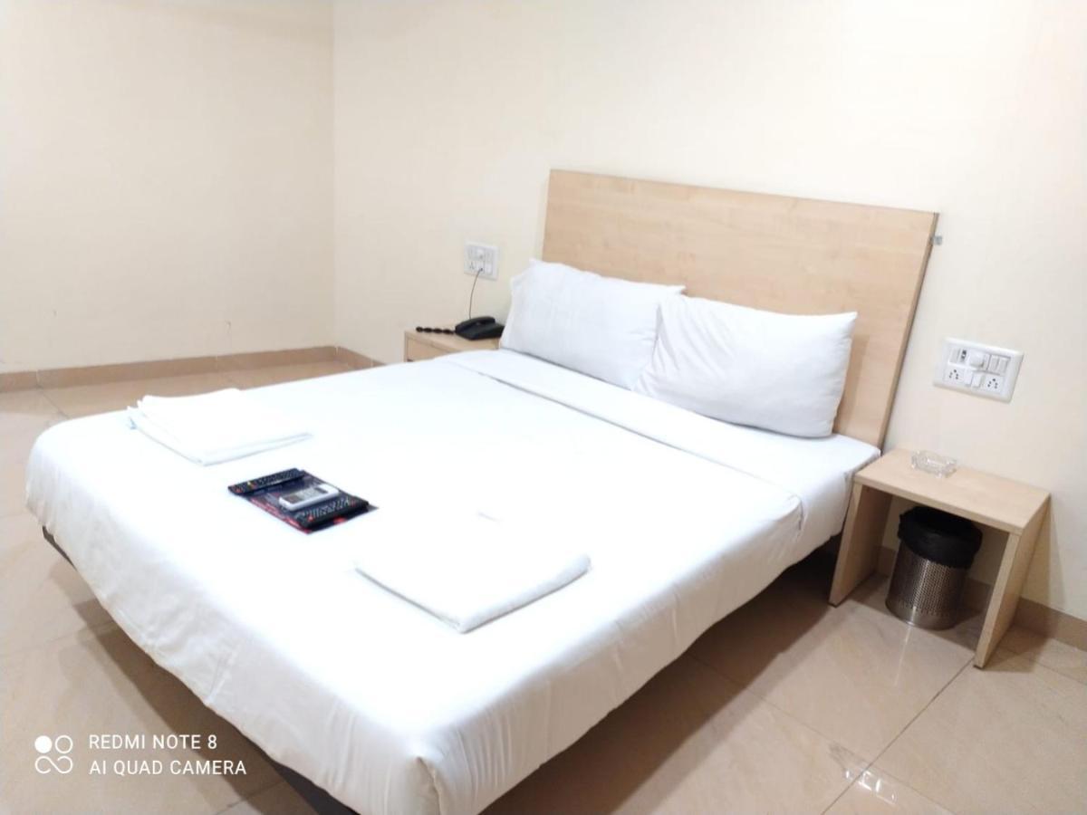 U Life Hotel ムンバイ エクステリア 写真