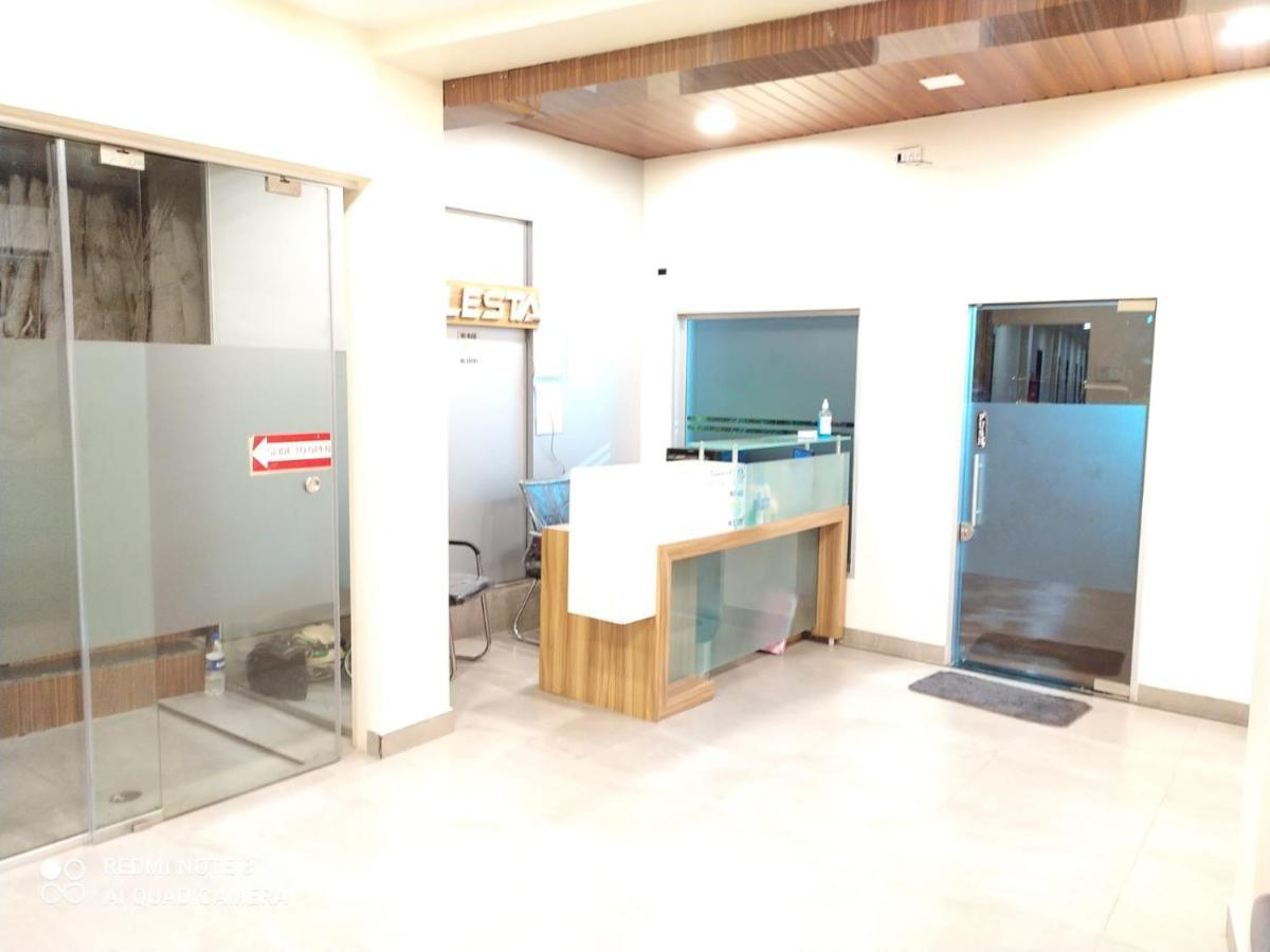 U Life Hotel ムンバイ エクステリア 写真