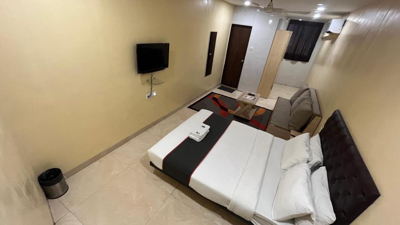 U Life Hotel ムンバイ エクステリア 写真