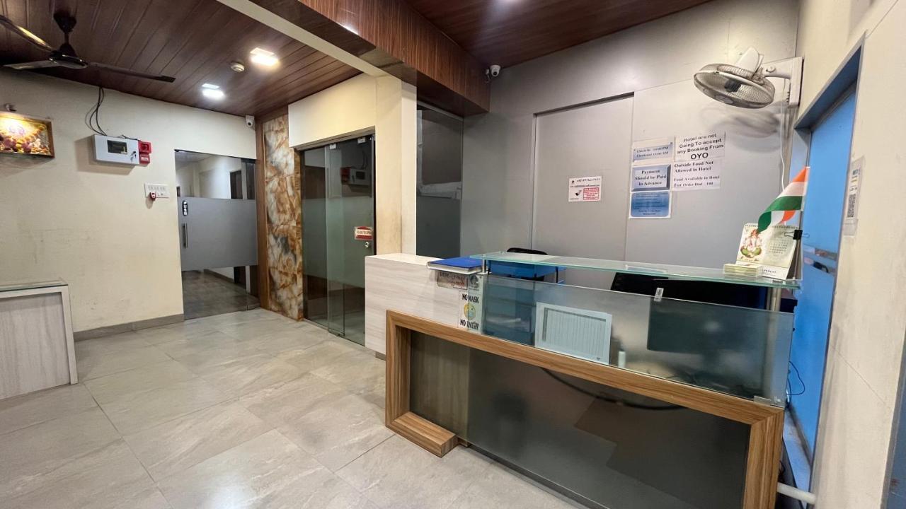 U Life Hotel ムンバイ エクステリア 写真